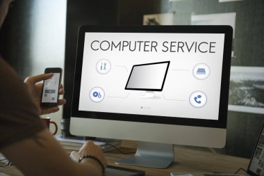 Cep telefonu tutan adam.