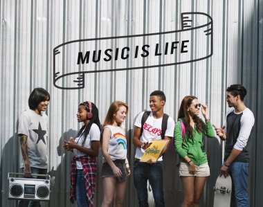 boombox ile şık mutlu gençler