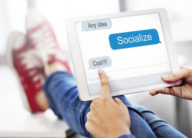 Dijital tablet kullanan kişi 