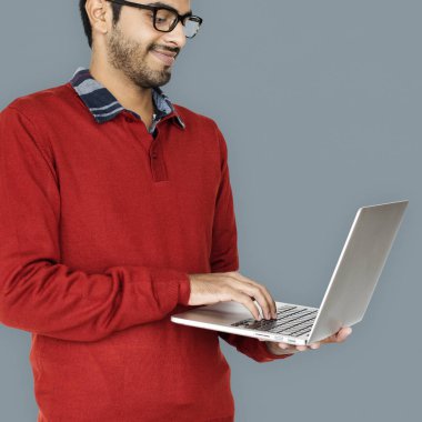 dizüstü bilgisayar kullanan adam 