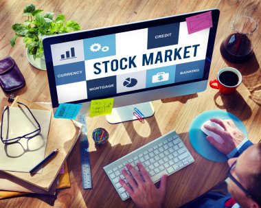 Bilgisayar kullanan bir iş adamı 