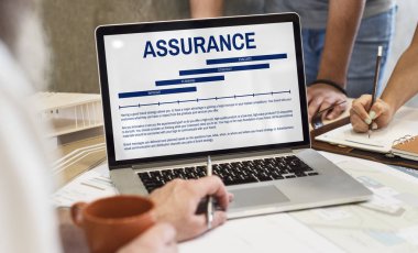 Dizüstü bilgisayarda çalışan adam 