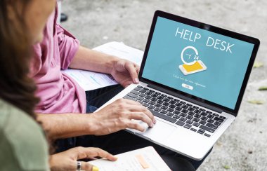 birlikte laptop kullanan öğrenciler