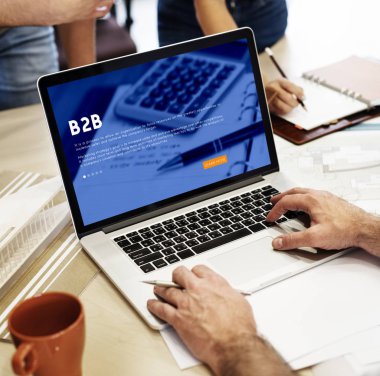 Dizüstü bilgisayarda çalışan adam 