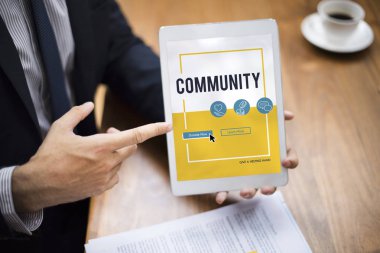 Dijital tablet tutan işadamı