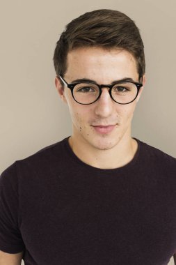 gözlük genç yakışıklı adam