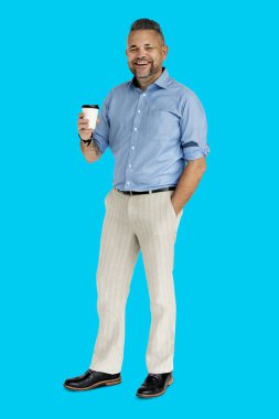 Elinde kahve tutan adam.