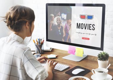 bilgisayar monitöründe arayan kadın