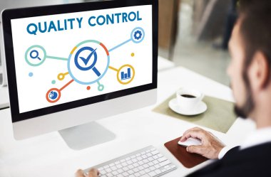 Ofiste çalışan bir iş adamı.