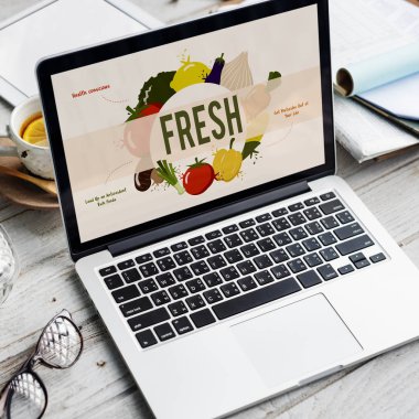 çalışma alanı tablo açılan laptop