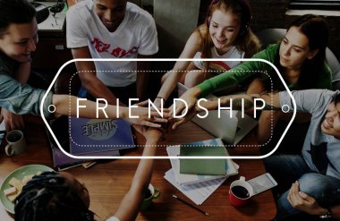 Arkadaşlar el ele tutuşuyorlar.