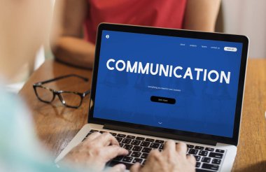 dizüstü bilgisayar kullanan kişi. 