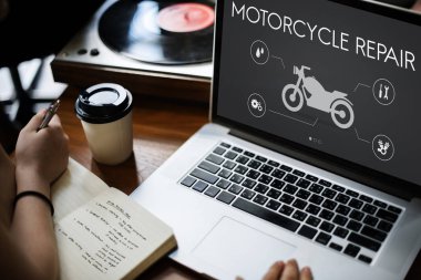 insan elinin üstünde laptop