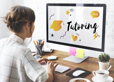 bilgisayar ile çalışan kadın 