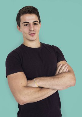 çapraz kollu yakışıklı adam