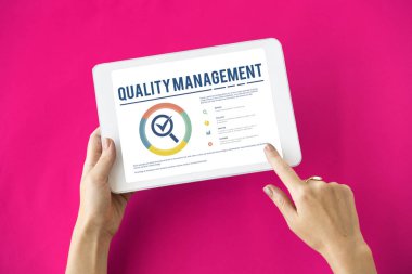 insan elinden tutarak dijital tablet