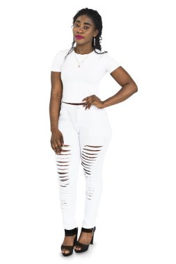 Afrikalı kadın stüdyoda ayakta