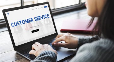 Kafede dizüstü bilgisayar ile çalışan kadın