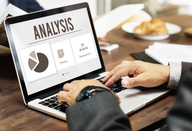 Bilgisayarda Daktilo Yazan İşadamı