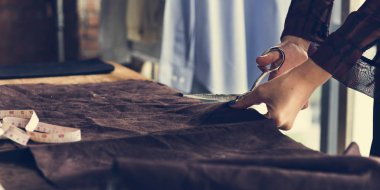 atölyede çalışan terzi