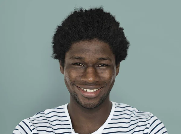Casual africano uomo Sorridente — Foto Stock