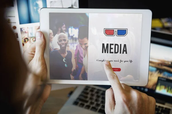 Person mit digitalem Tablet — Stockfoto