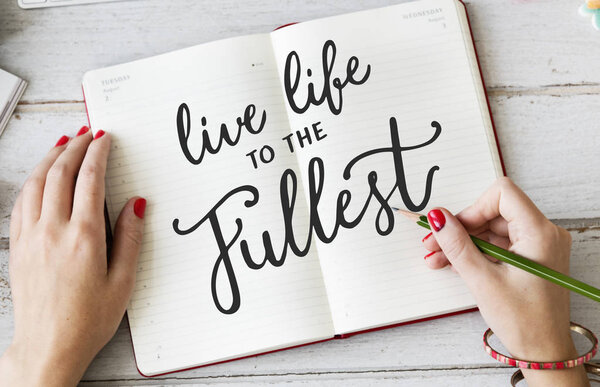 Женщина ведет дневник. 