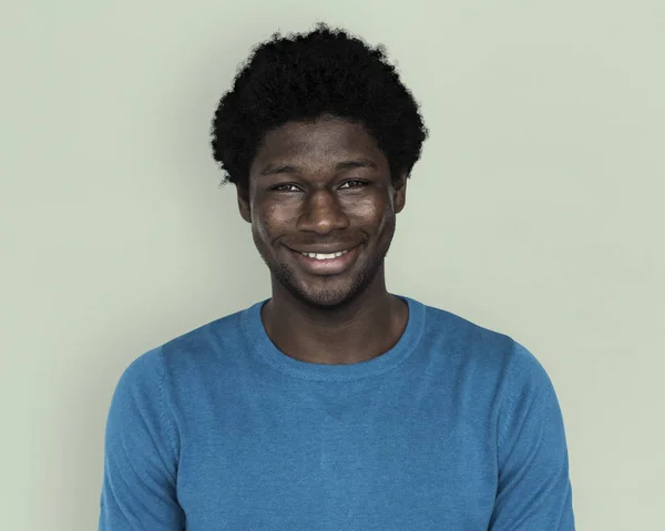 Випадковий афро людина посміхаючись — стокове фото
