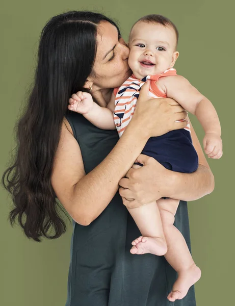 Mãe beijando bebê menino — Fotografia de Stock