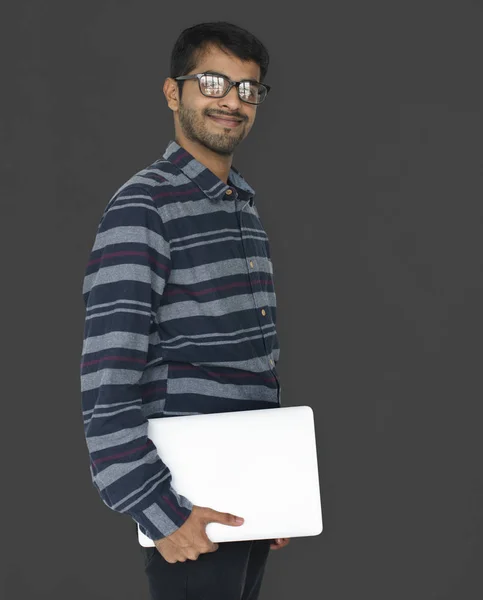 Uomo in possesso di laptop — Foto Stock