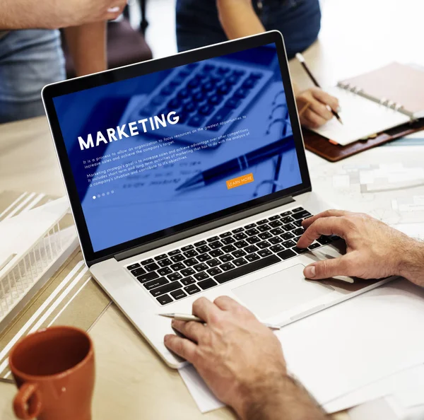 Man werkt op laptop — Stockfoto