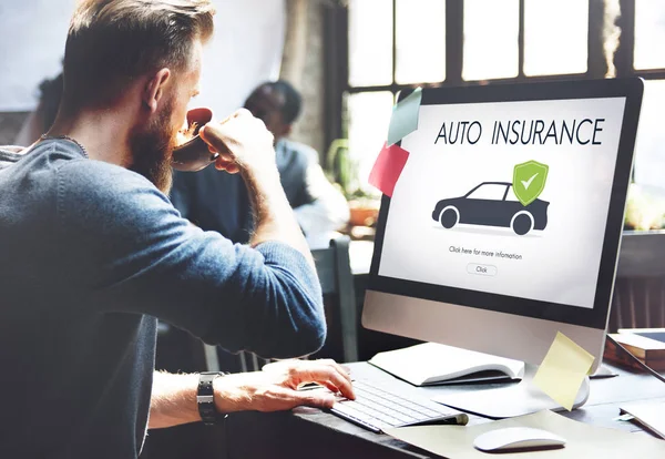 Busines man aan het werk op computer — Stockfoto