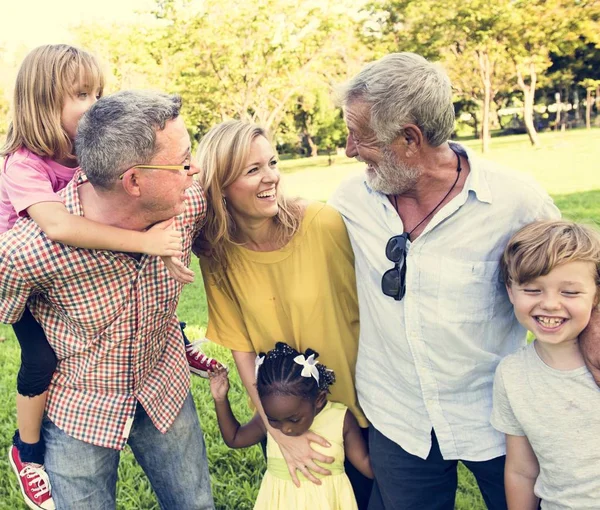 Famiglia felice nel parco estivo — Foto Stock