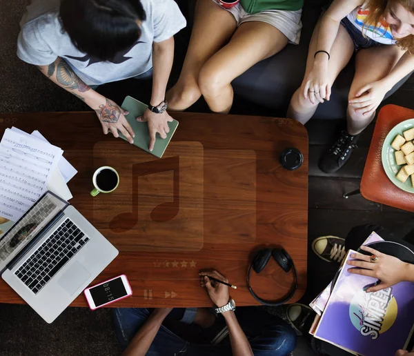 Amigos sentados en la mesa en la cafetería — Foto de Stock