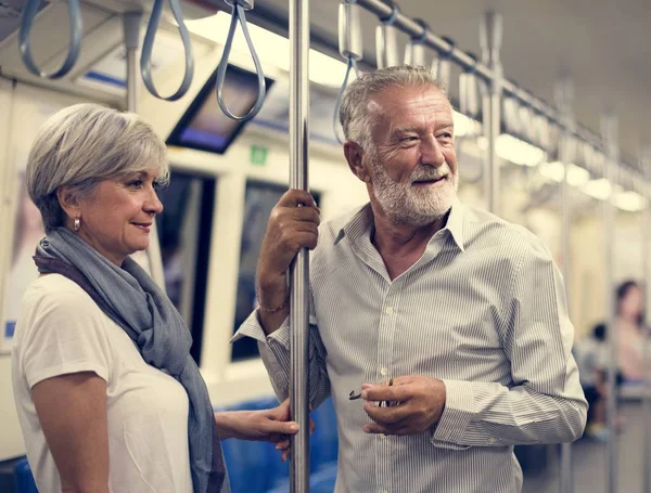 Casal sênior dentro do trem — Fotografia de Stock