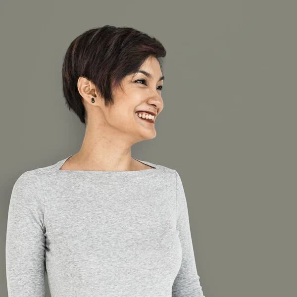 Mujer sonriente con el pelo corto —  Fotos de Stock