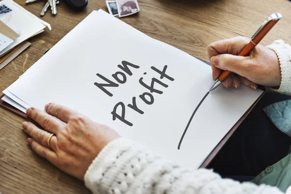 Frau schreibt auf Papier — Stockfoto