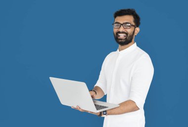 Neşeli Hintli adam holding dizüstü