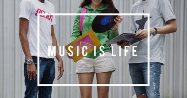 Vinil kaydı ile şık insanlar