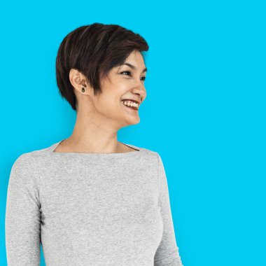 kısa saçlı gülümseyen kadın