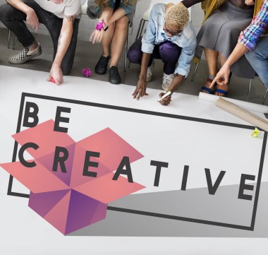 insanlar poster üzerinde yazma. 