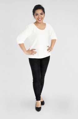 Asyalı kadın ellerimi kalçalarına