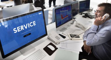 Bilgisayarda çalışan iş adamı