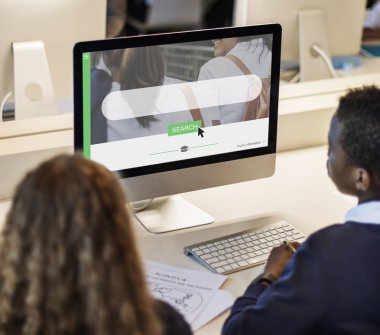 sınıf öğrencilerin bilgisayar kullanarak