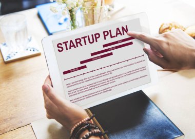 Tablet kullanan adam