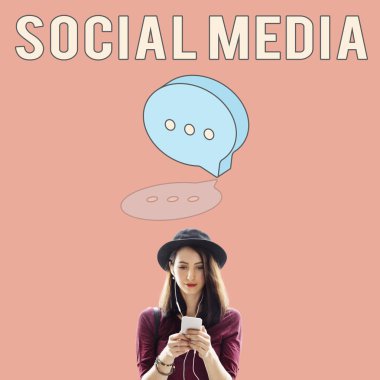 Cep telefonu kullanan kadın