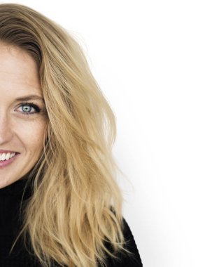 Çekici sarışın kadın.