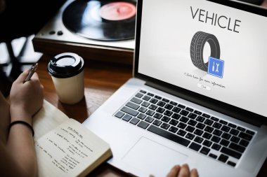 insan elinin üstünde laptop