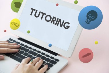 Dizüstü bilgisayarda çalışan kadın