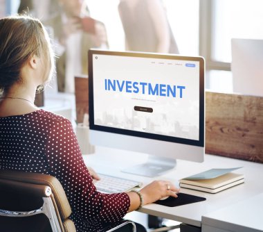 Bilgisayarda çalışan iş kadını 